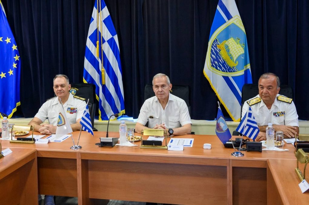 Ο Θανάσης Δαβάκης στο Αρχηγείο Στόλου Σαλαμίνα