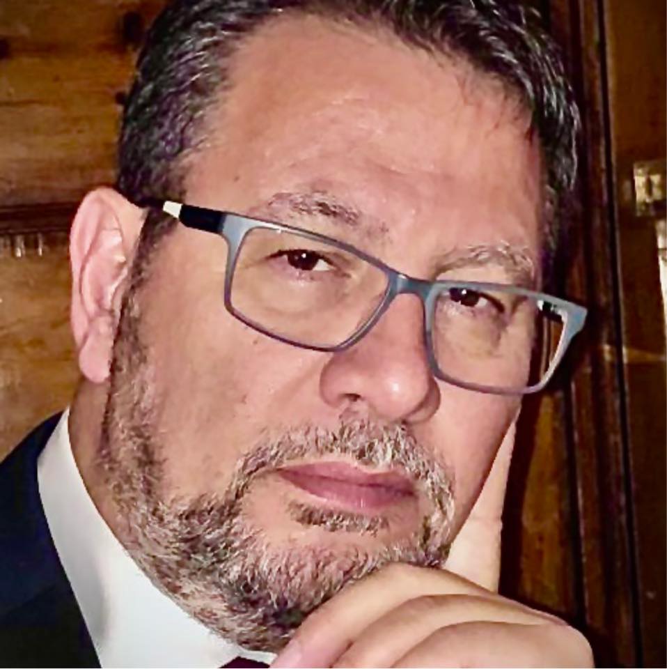 Ο Γιώργος Σακελλίων με ύφος στοχαστικό