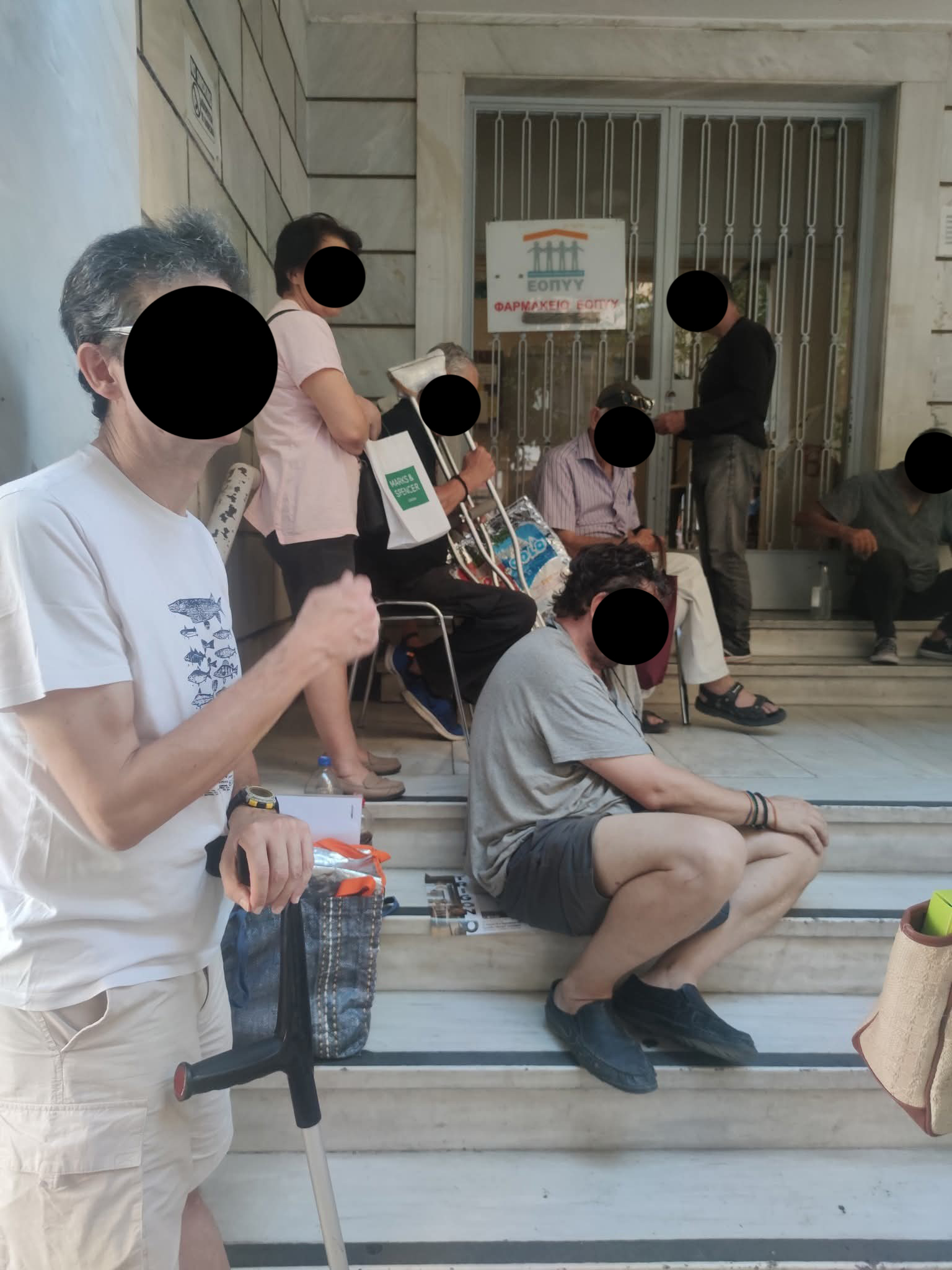 Κόσμος περιμένει έξω από το φαρμακείο ΕΟΠΥΥ του Πειραιά
