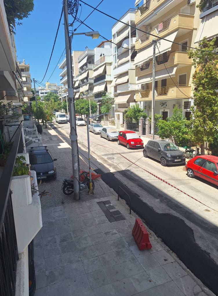 Κατεστραμμένο πεζοδρόμιο και μπάζα από έργα οπτικών ινών στη Νίκαια – Ρέντη