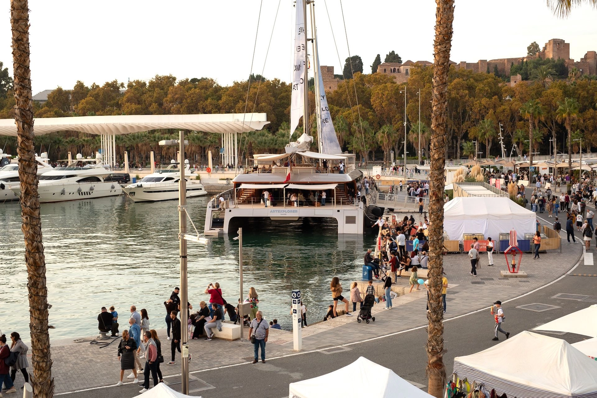 Το Art Explora Festival καταπλέει στον Πειραιά με το πρώτο πλωτό μουσείο του κόσμου, προσφέροντας δωρεάν δράσεις στο κοινό.