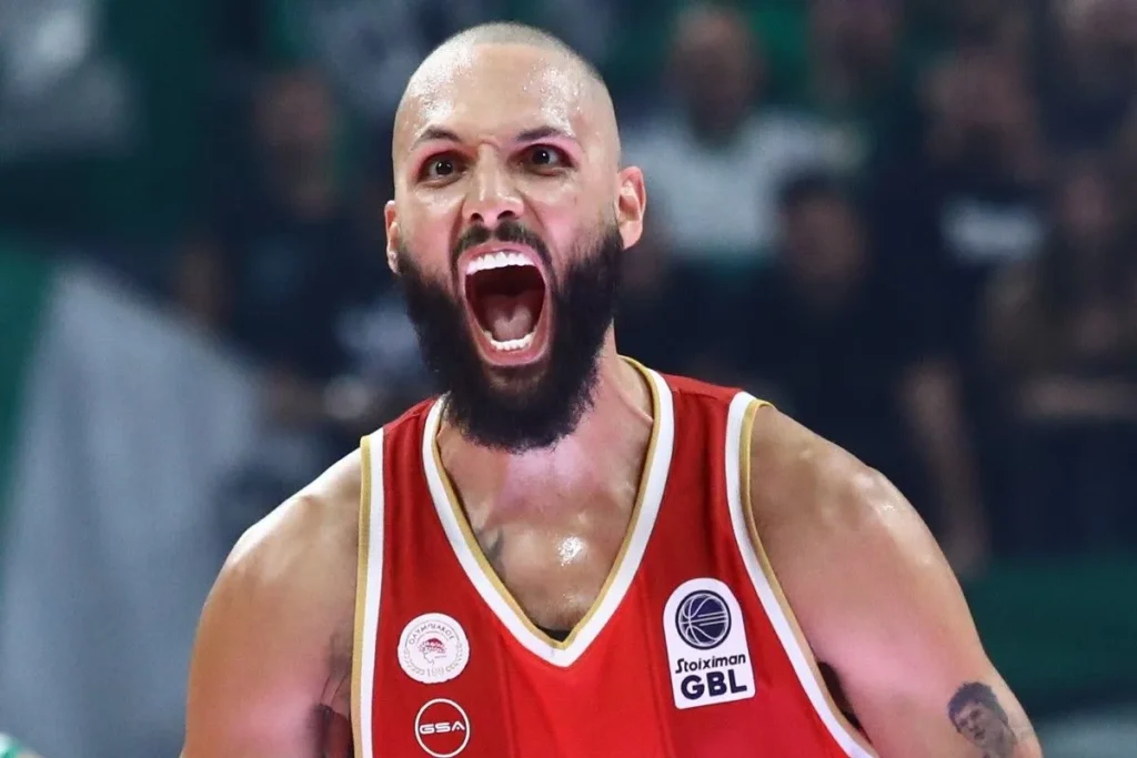 Evan Fournier με την φανέλα του Ολυμπιακού, έντονη χαρά με τον κόσμο