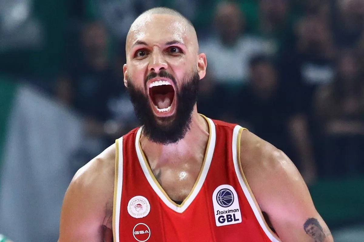 Evan Fournier με την φανέλα του Ολυμπιακού, έντονη χαρά με τον κόσμο