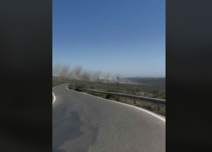 φωτιά στα Κύθηρα, καπνός και φλόγες κοντά σε δρόμο