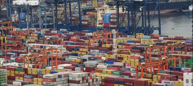 Κινεζικό εμπορικό πλοίο Cosco σε ευρωπαϊκό λιμάνι, με γερανούς και κοντέινερ στο φόντο