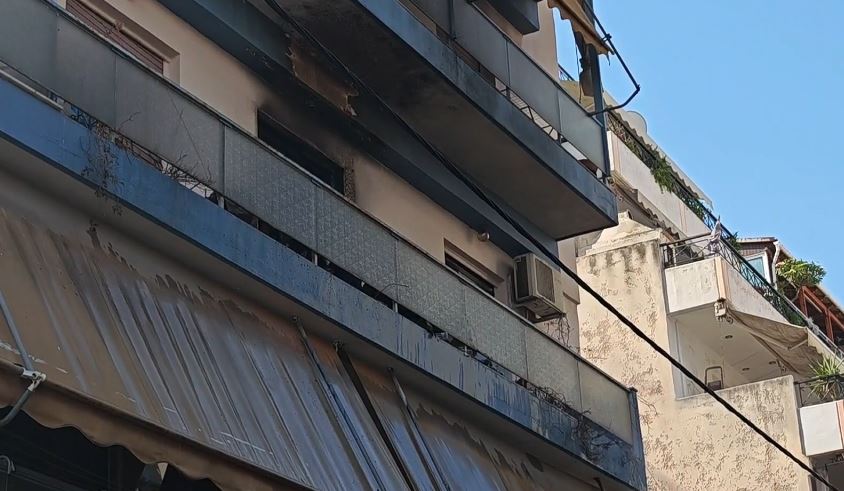 πρόσοψη διαμερίσματος που έχει πάρει φωτιά