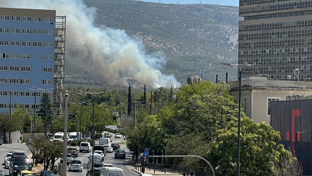Καπνοί από την φωτιά στην Πολυτεχνειούπολη Ζωγράφου