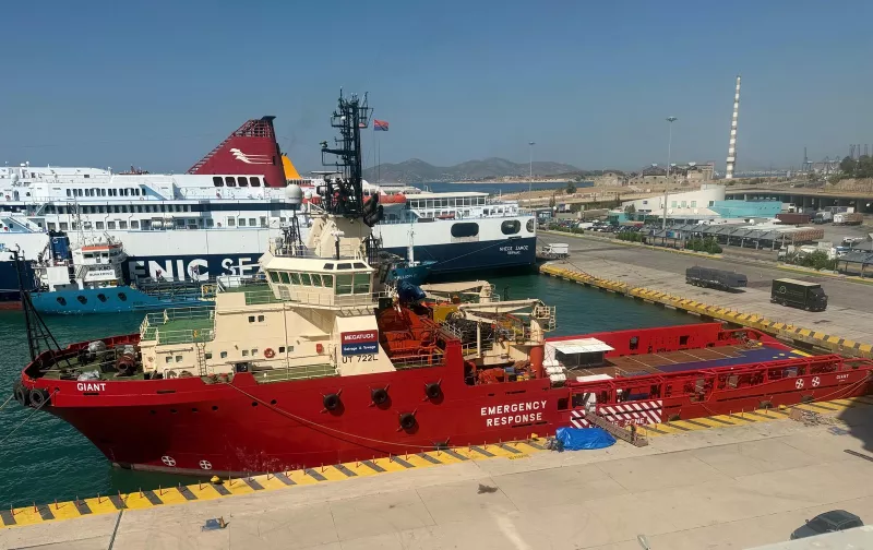 GIANT ναυαγοσωστικό στο λιμάνι του Πειραιά