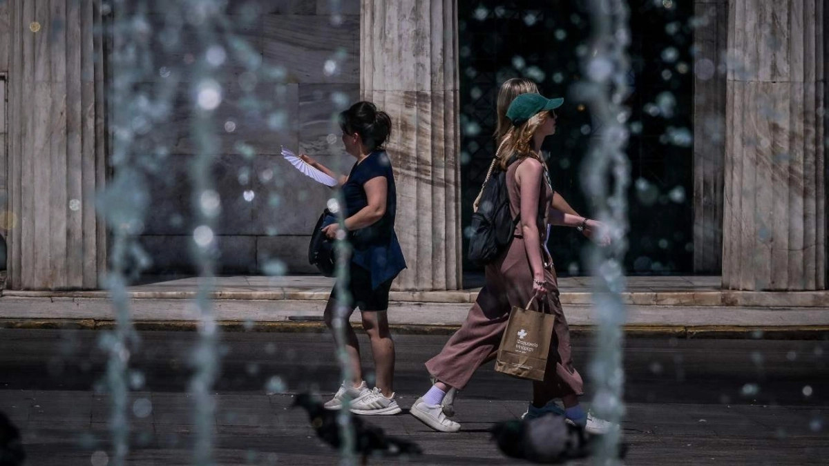 βροχή στον ουρανό της Αθήνας μετά από μέρες καύσωνα