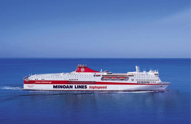 Πλοίο της Minoan Lines έτοιμο να αναχωρήσει από το λιμάνι του Πειραιά