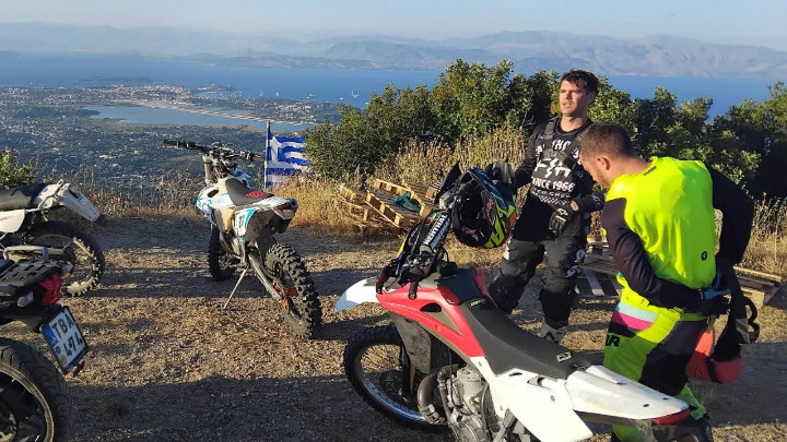Οι μοτοσυκλετιστές εθελοντές σε βουνό