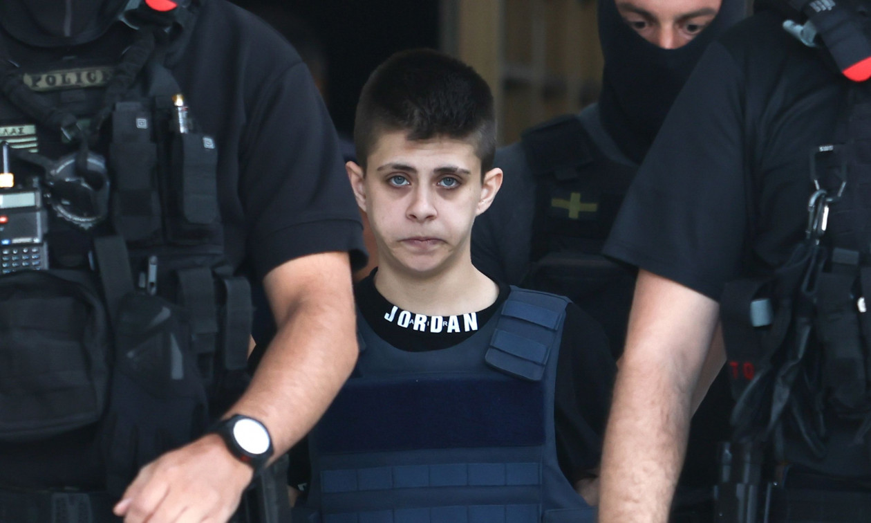 Η Ειρήνη Μουρτζούκου συνοδευόμενη από αστυνομικούς