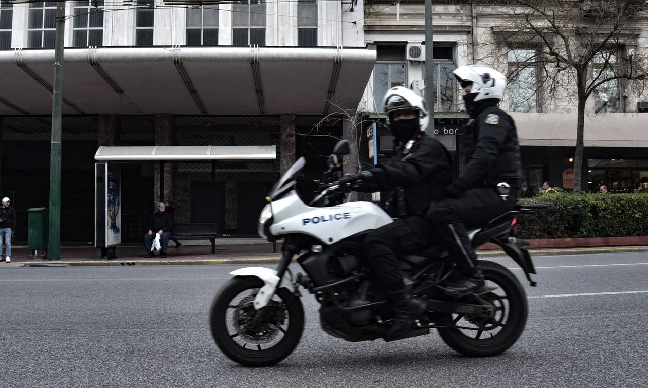 Δύο άνδρες της ομάδας ΔΙΑΣ πάνω στη μηχανή σε δρόμο