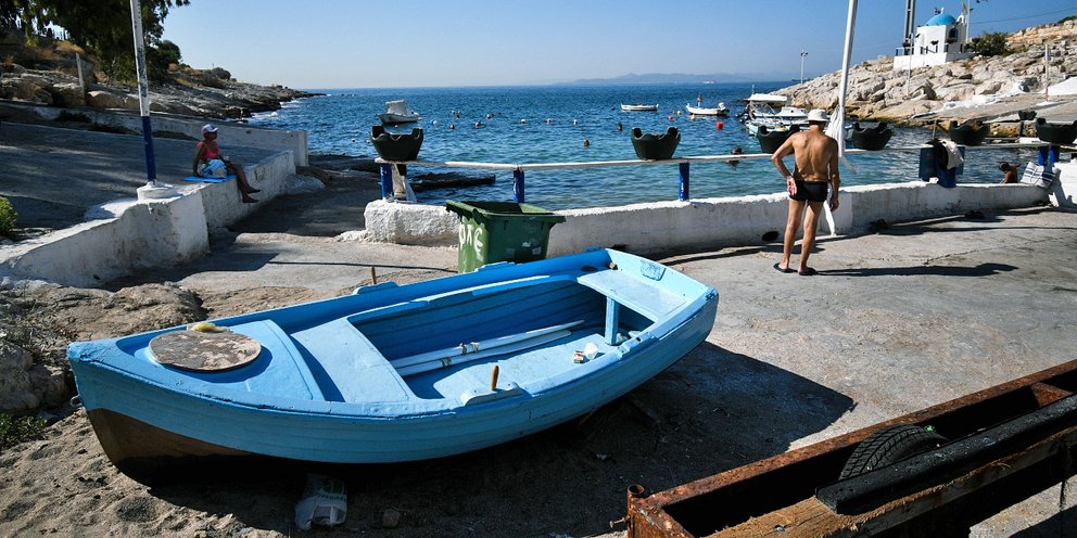 Αυτοκίνητο στα βράχια της Πειραϊκής μετά από τροχαίο τα ξημερώματα