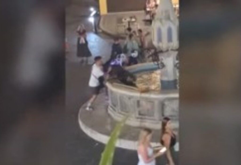 Στιγμιότυπο από βίντεο που δείχνει νεαρό να σπρώχνει έναν άστεγο άντρα σε συντριβάνι της Ρόδου