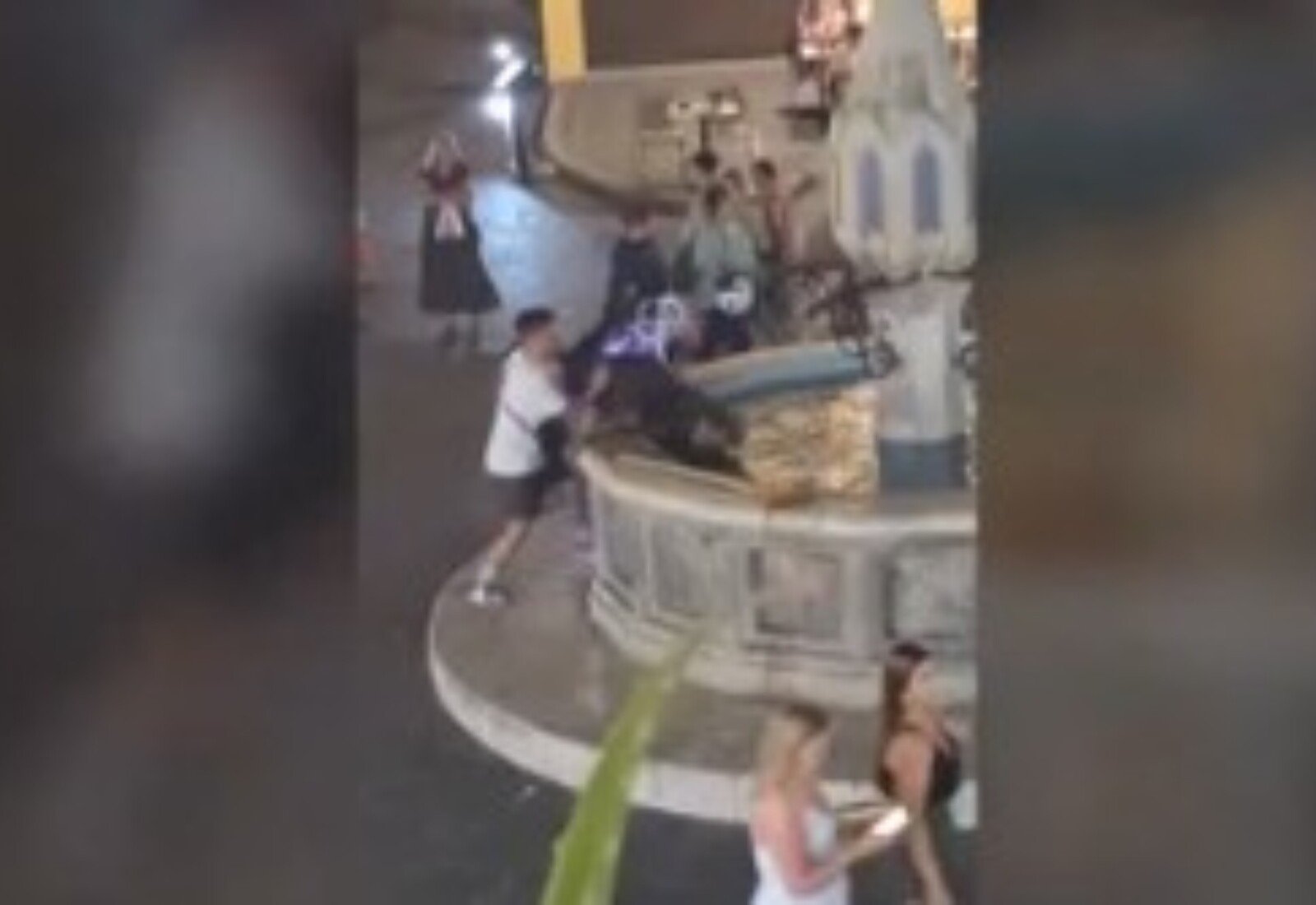 Στιγμιότυπο από βίντεο που δείχνει νεαρό να σπρώχνει έναν άστεγο άντρα σε συντριβάνι της Ρόδου
