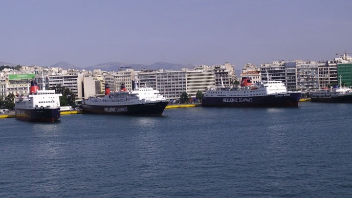 Επιβάτες επιβιβάζονται σε πλοίο από το λιμάνι του Πειραιά προς τα νησιά του Αιγαίου το καλοκαίρι 2025
