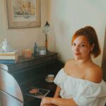 Φωτογραφία της Julie Sou, millennial blogger και γραφίστρια, με σημειωματάριο στο γραφείο της