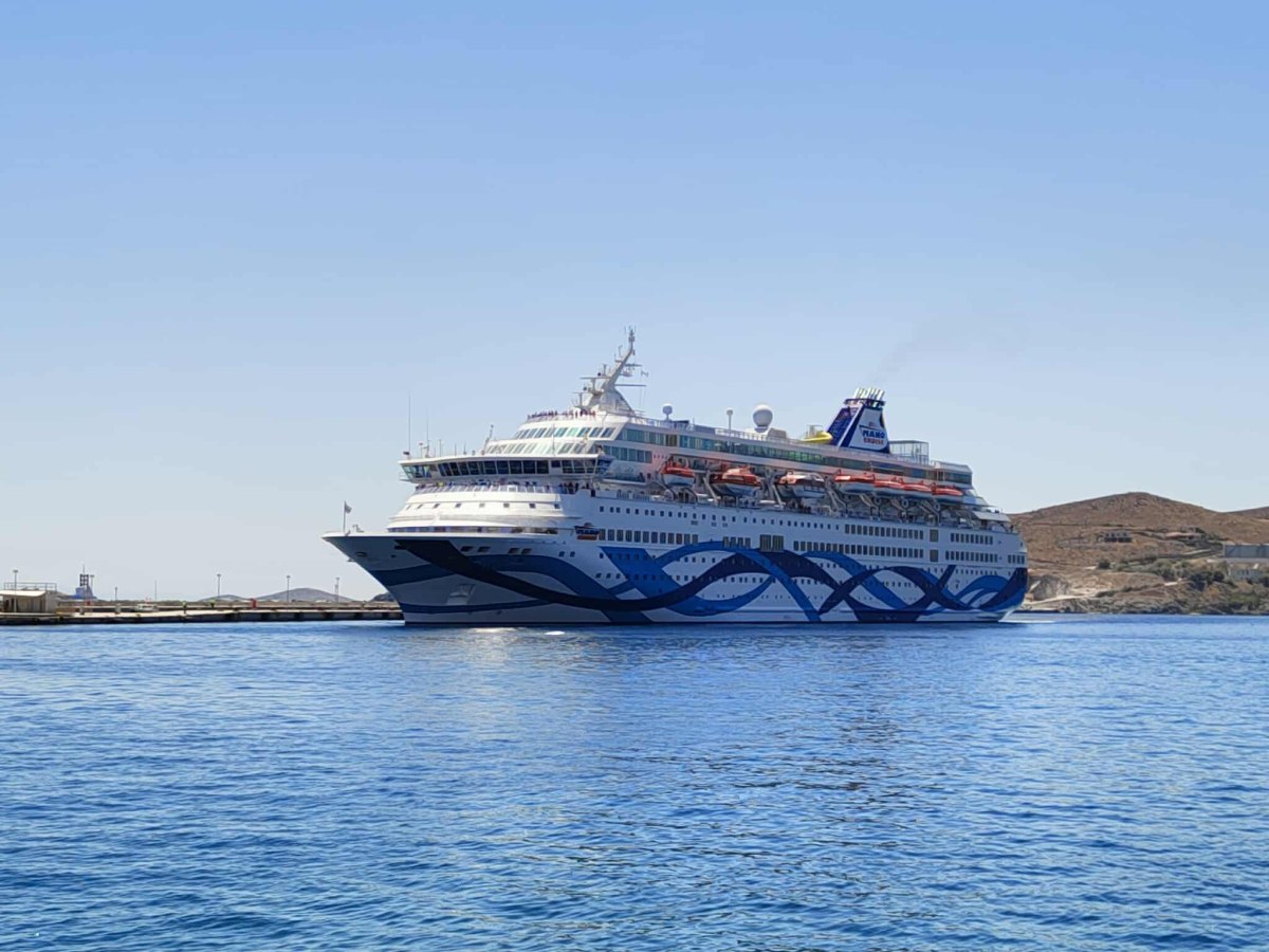 Κρουαζιερόπλοιο Crown Iris στο λιμάνι του Πειραιά με φόντο αντιδράσεις εργαζομένων