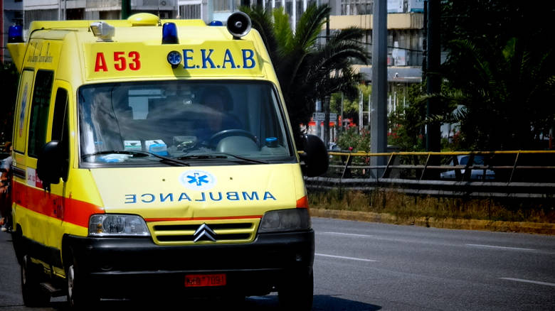 Ασθενοφόρο του ΕΚΑΒ σε δρόμο του Πειραιά