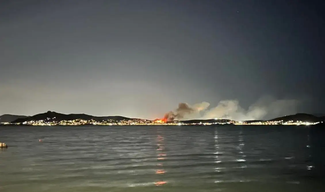 Φωτιά στη Σαλαμίνα από βεγγαλικά