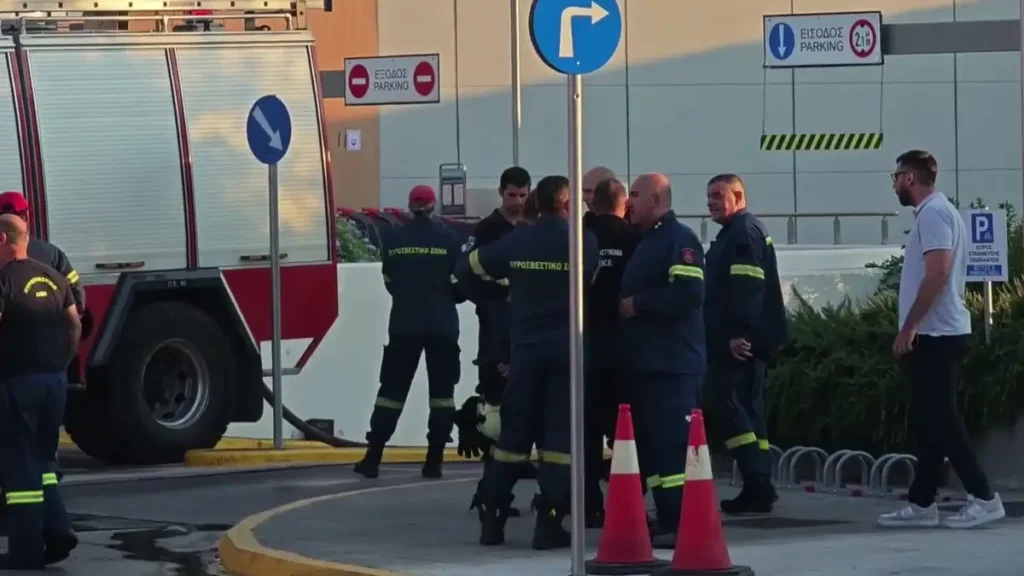 Καπνοί από τη φωτιά σε υπόγειο πάρκινγκ εμπορικού στον Πειραιά
