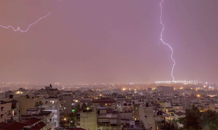 Βροχερός καιρός με καταιγίδα πάνω από τα βόρεια προάστια της Αττικής