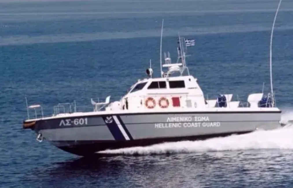 Σκάφος του Λιμενικού μπροστά από τη Σχολή Ναυτικών Δοκίμων στον Πειραιά
