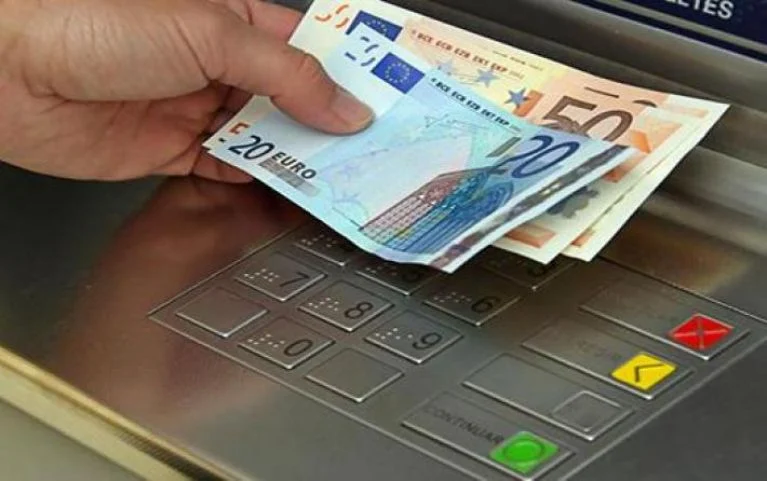 Χρήματα πάνω σε ΑΤΜ