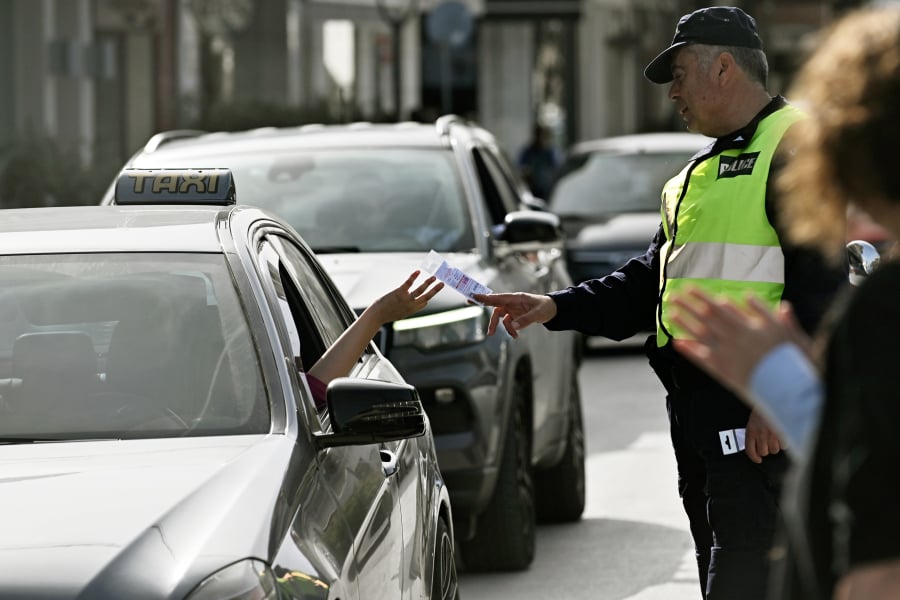 Έλεγχος αλκοτέστ από αστυνομικό της Τροχαίας στην Αττική