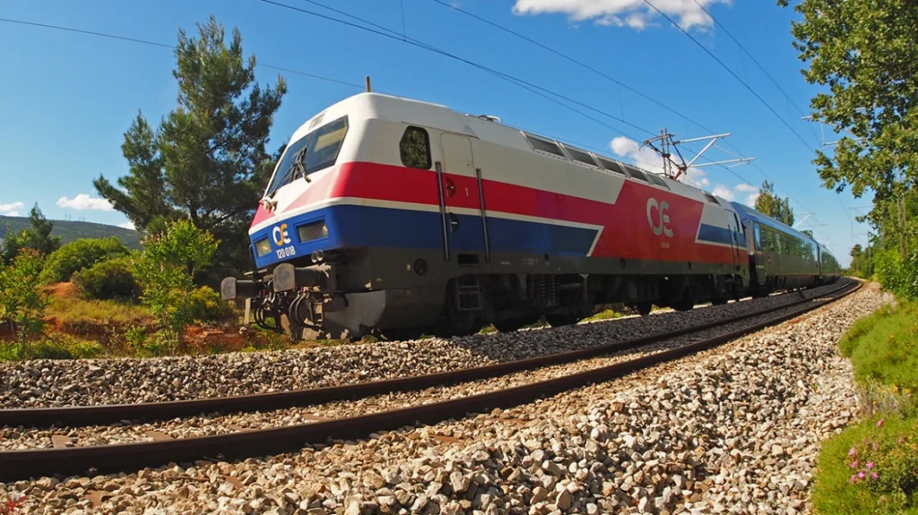 Διάβαση τρένου στη Λάρισα όπου εργαζόμενος του ΟΣΕ κατέρρευσε και πέθανε από ανακοπή
