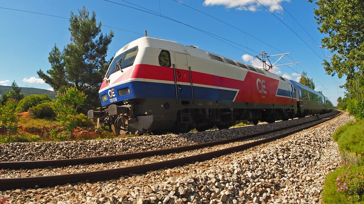 Διάβαση τρένου στη Λάρισα όπου εργαζόμενος του ΟΣΕ κατέρρευσε και πέθανε από ανακοπή