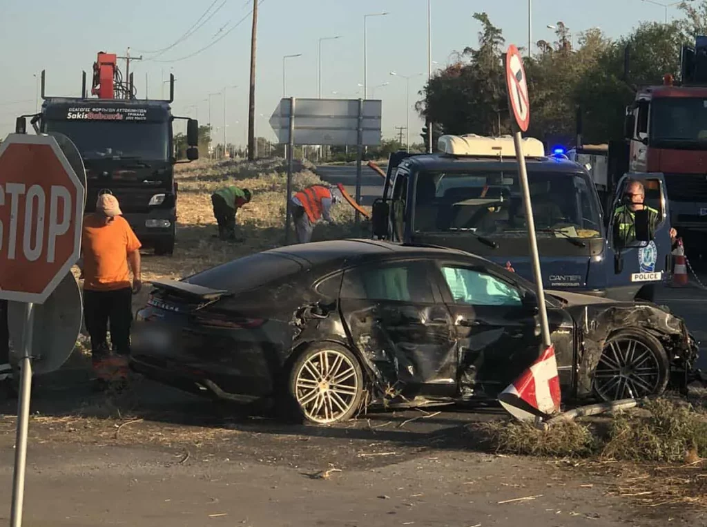 Μαύρη Porsche εμπλεκόμενη σε τροχαίο στη Μουδανιών Θεσσαλονίκης
