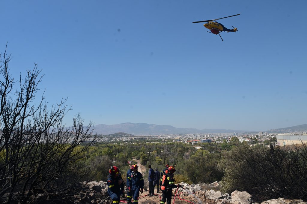 Πυροσβέστες επιχειρούν στη φωτιά του Υμητού