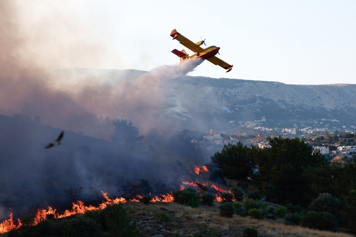 Πυροσβέστες και εναέρια μέσα επιχειρούν στην Ανατολική Μάνη