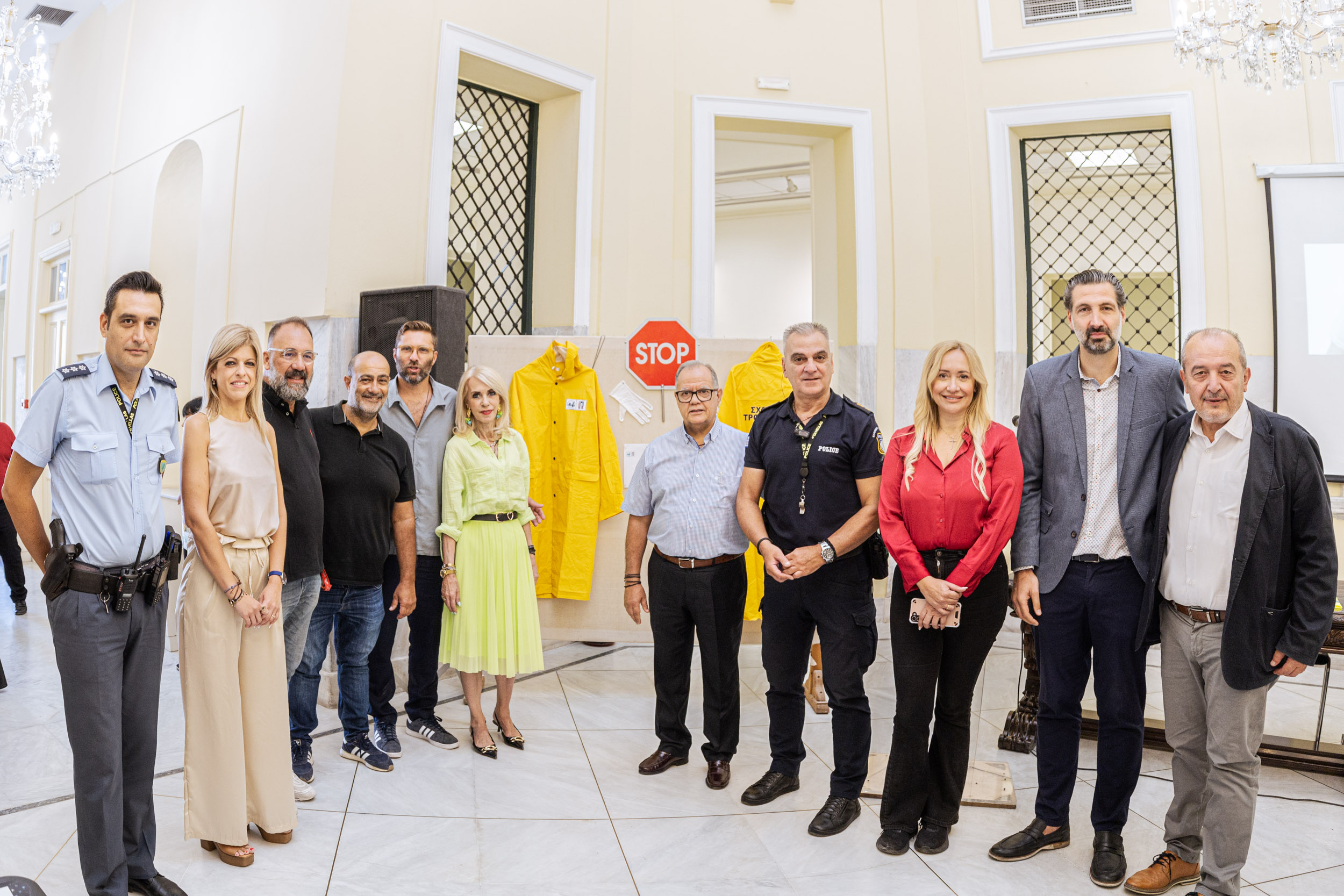 Σχολικοί τροχονόμοι στην τιμητική εκδήλωση στη Δημοτική Πινακοθήκη Πειραιά