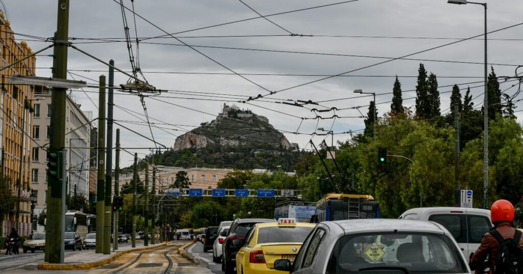 Τροχαίο με τρόλεϊ στη λεωφόρο Αμαλίας προκαλεί κίνηση προς Σύνταγμα