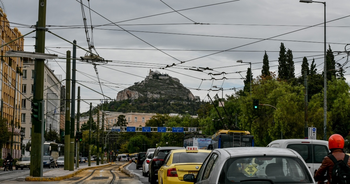 Τροχαίο με τρόλεϊ στη λεωφόρο Αμαλίας προκαλεί κίνηση προς Σύνταγμα