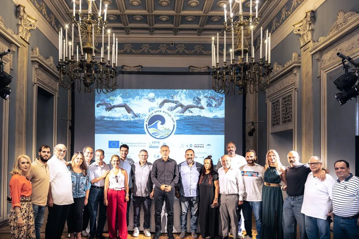 Κολυμβητές στον αγώνα Piraeus Open Water 1896 στη θάλασσα του Πειραιά
