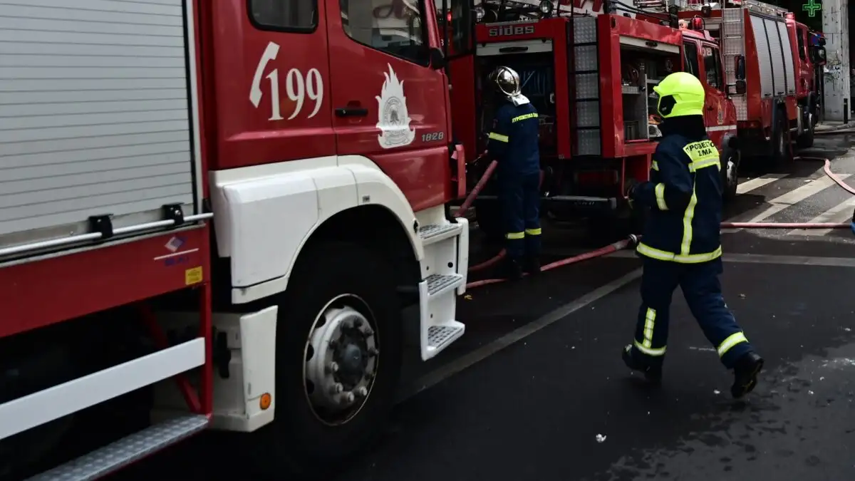 Φωτιά σε αυτοκίνητο στην οδό Βούλγαρη στον Πειραιά – Επέμβαση Πυροσβεστικής
