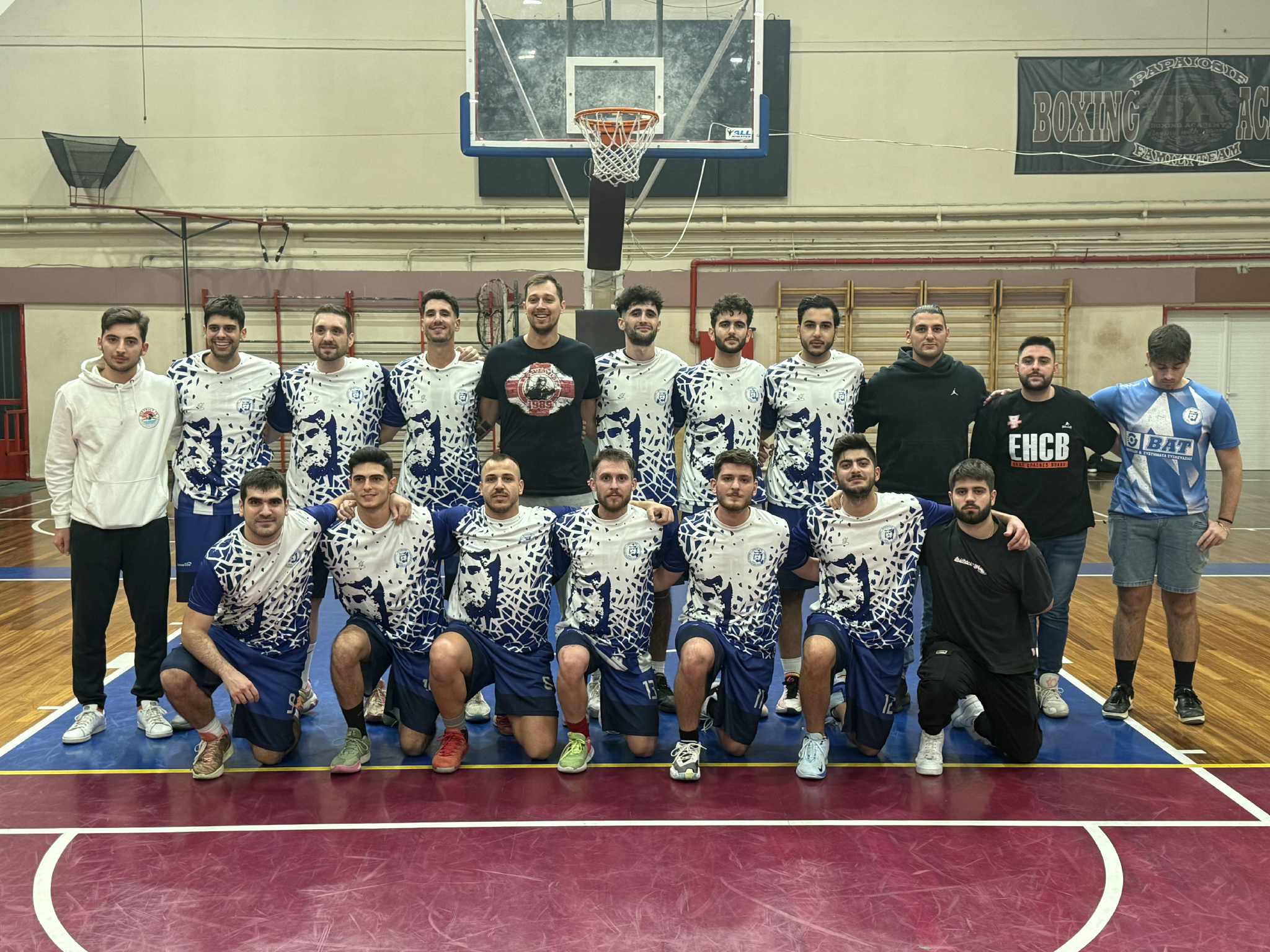 Παίκτες του Ηρακλή πανηγυρίζουν νίκη στην πρεμιέρα με 76-46