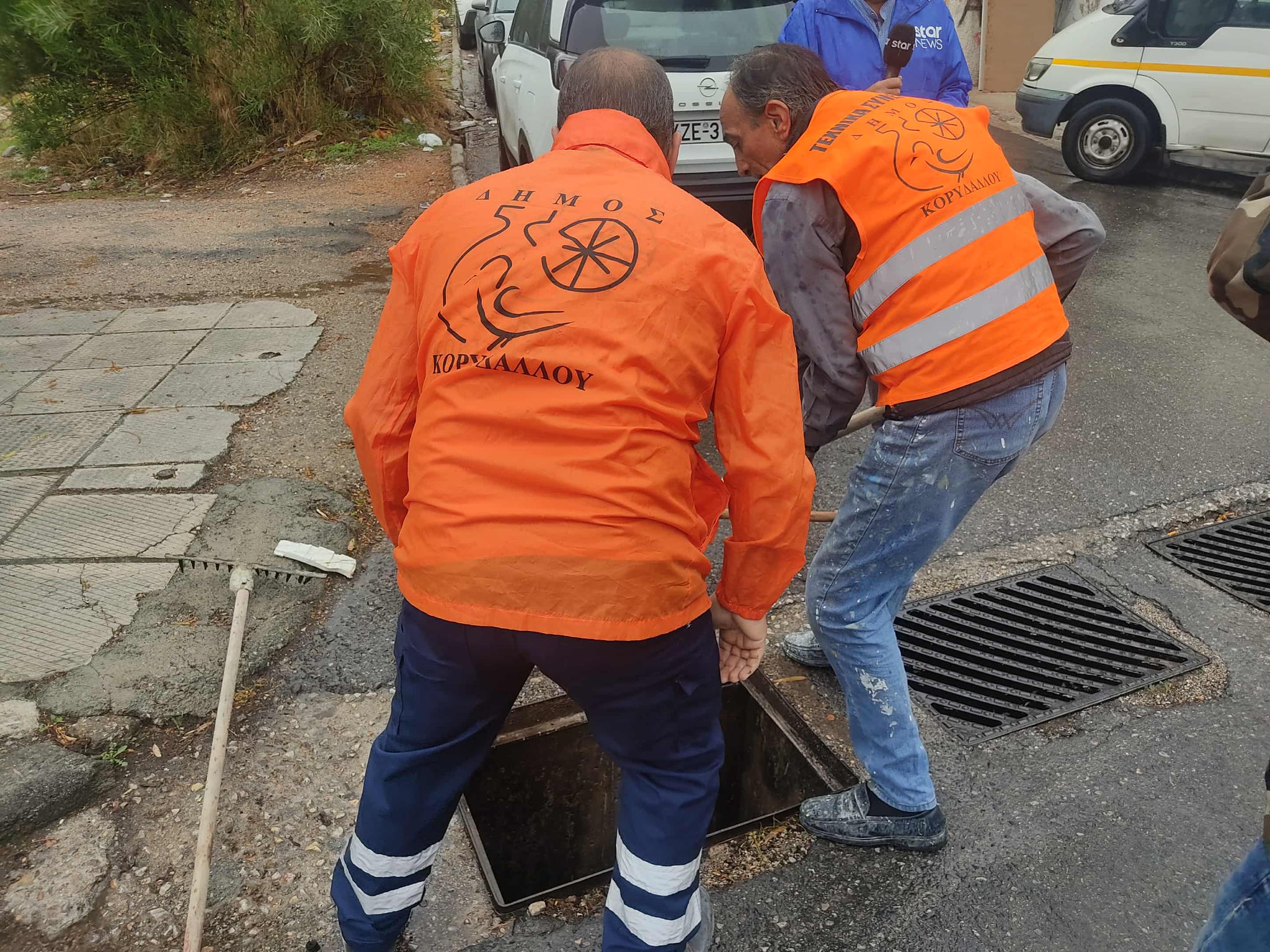 συνεργεία Δήμου Κορυδαλλού καθαρισμός φρεατίων στη βροχή