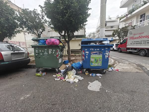 Σκουπίδια και μπάζα σε υπερπλήρεις κάδους στην Αγίου Νικολάου Κορυδαλλού