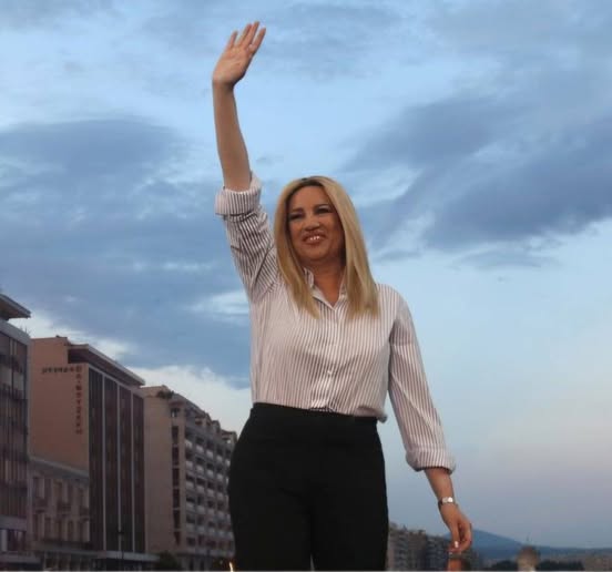 569592603_2017752995643837_8927212439405909442_n Φώφη Γεννηματά – φωτογραφία αρχείου με φόντο ελληνική σημαία