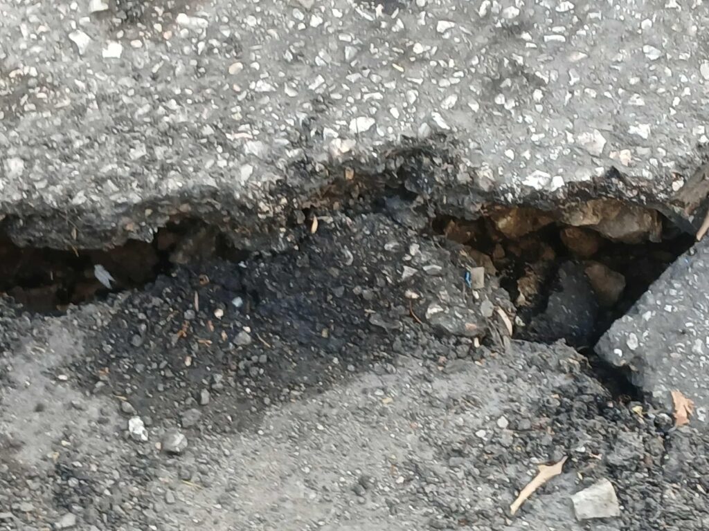 Τρύπα στη Λεωφόρο Χατζηκυριάκου Πειραιά – Καταγγελία κατοίκου