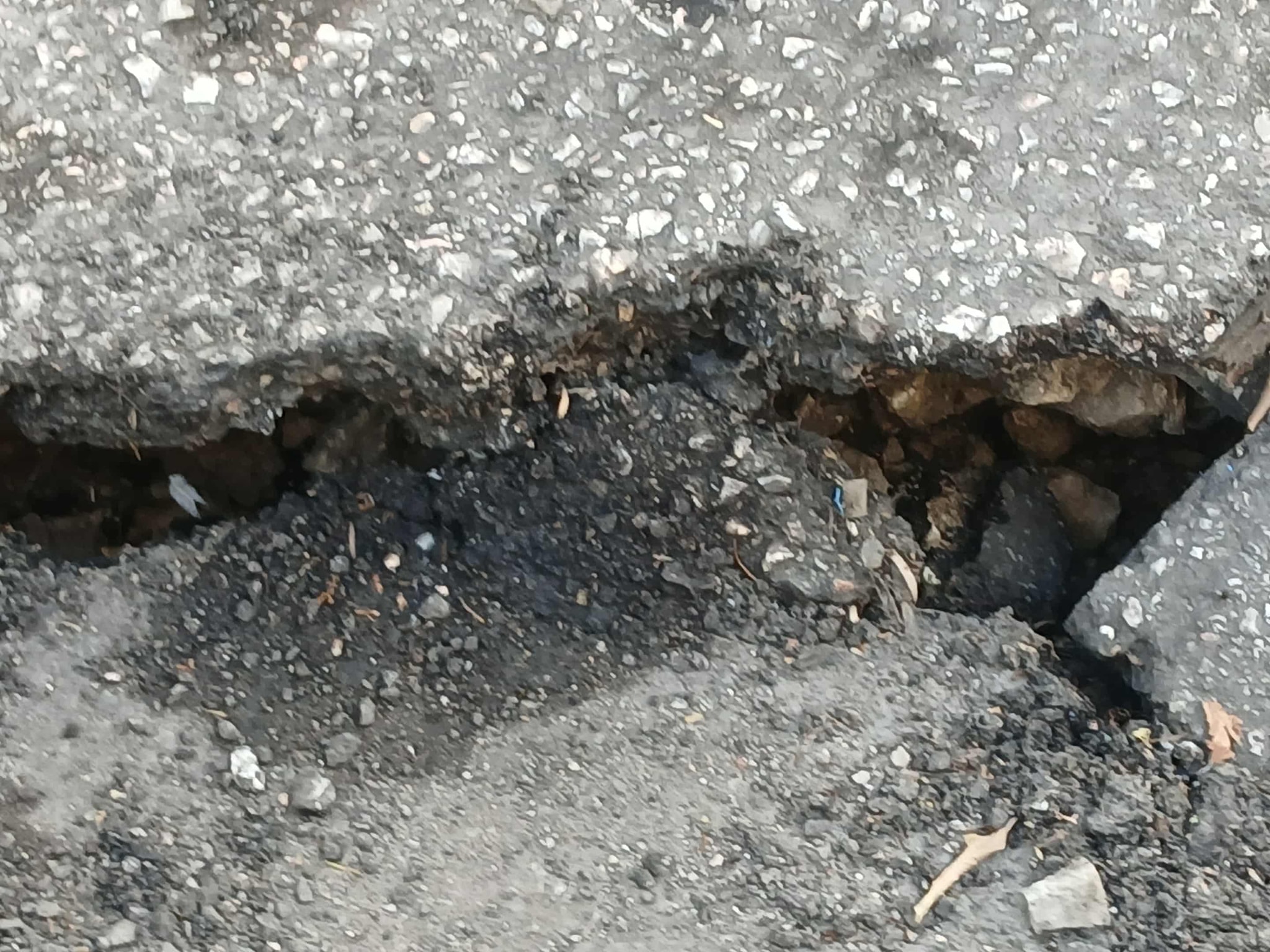 571778574_1399433895076336_1179438354826971495_n Τρύπα στη Λεωφόρο Χατζηκυριάκου Πειραιά – Καταγγελία κατοίκου