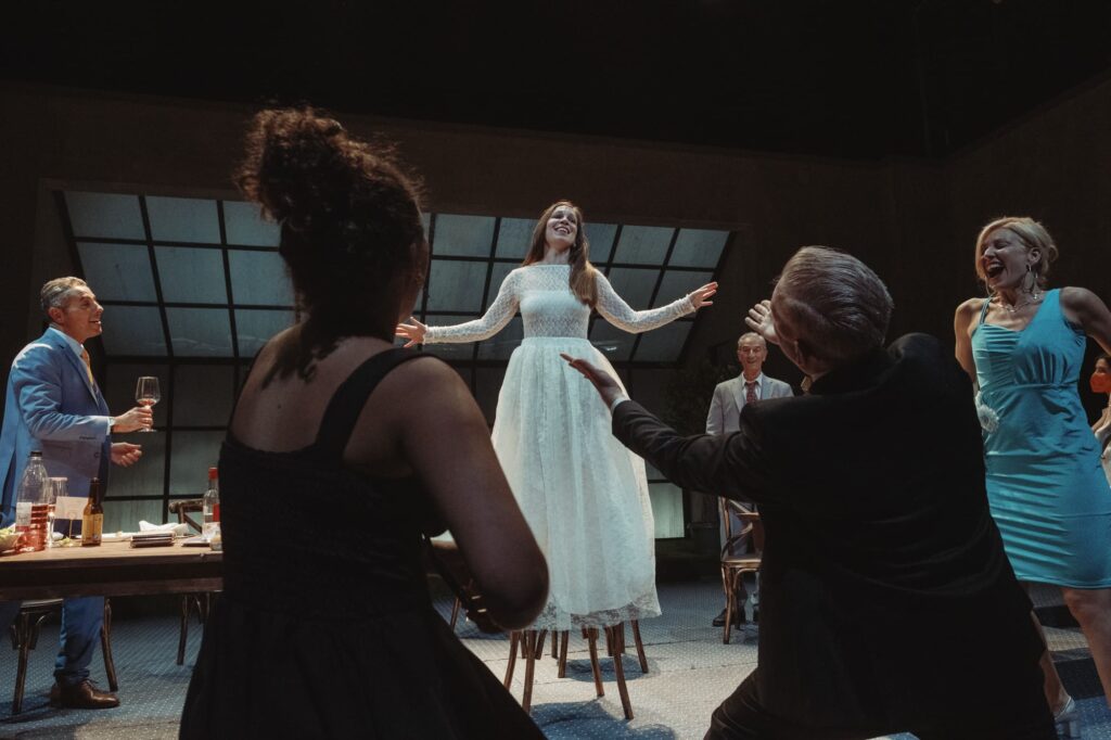 Η βραβευμένη συγγραφέας Μπεθ Στηλ συστήνεται στο ελληνικό κοινό με το έργο «Μέχρι να σβήσουν τ’ άστρα» σε σκηνοθεσία Βαγγέλη Θεοδωρόπουλου στο Θέατρο Χώρα από 24 Οκτωβρίου.