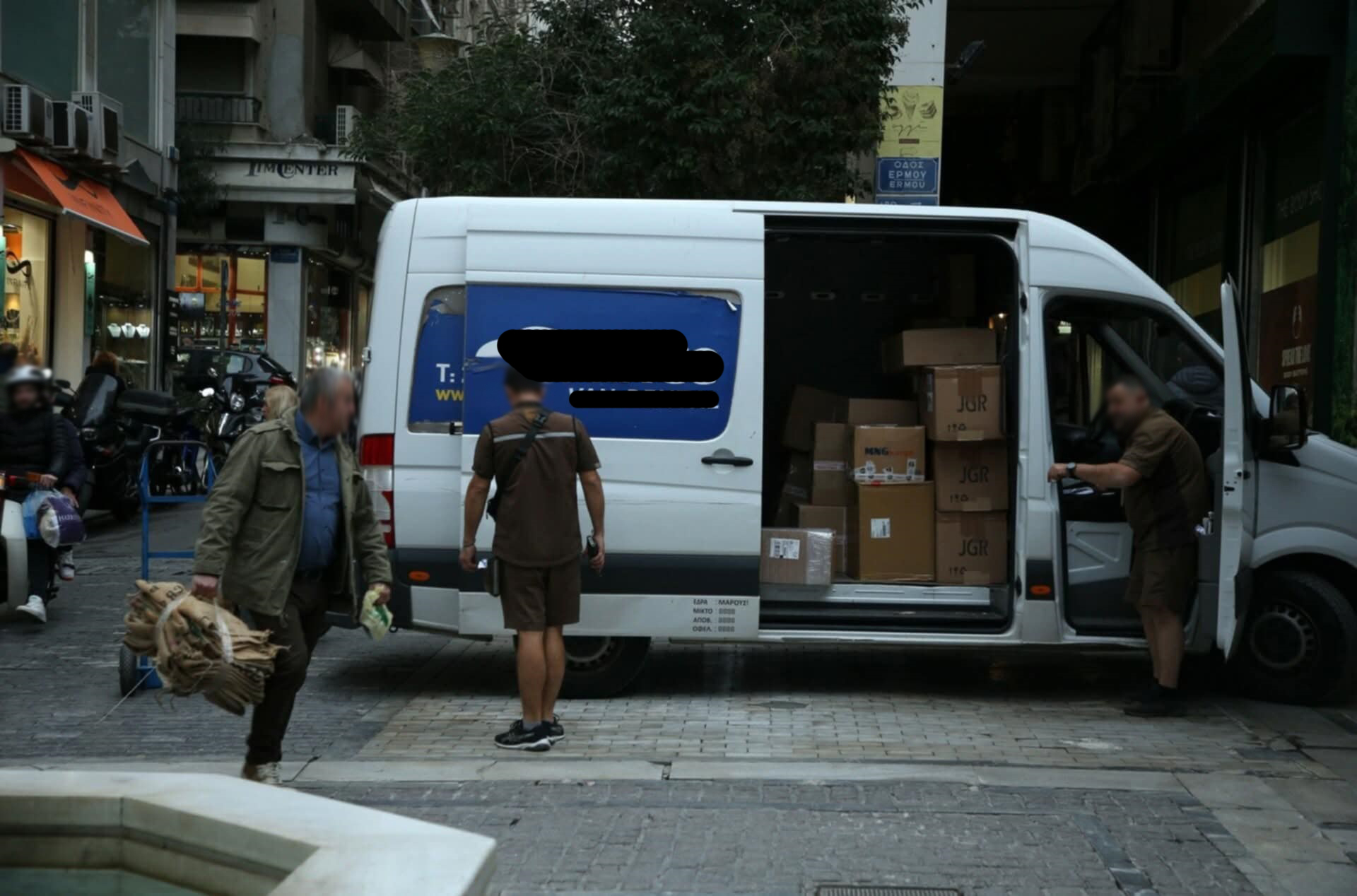 Φορτηγό σούπερ μάρκετ παρκαρισμένο σε στενό δρόμο – τροφοδοσία οδός Βάρναλη