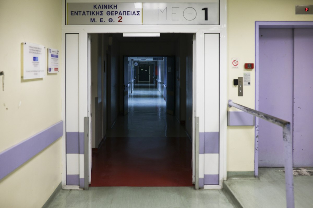 Νοσηλευτές φροντίζουν μωρό στα Πατήσια