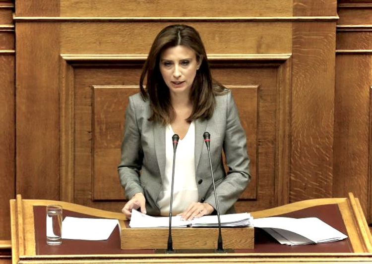 Η βουλευτής του ΣΥΡΙΖΑ Νίνα Κασιμάτη μιλάει στην Ολομέλεια της Βουλής
